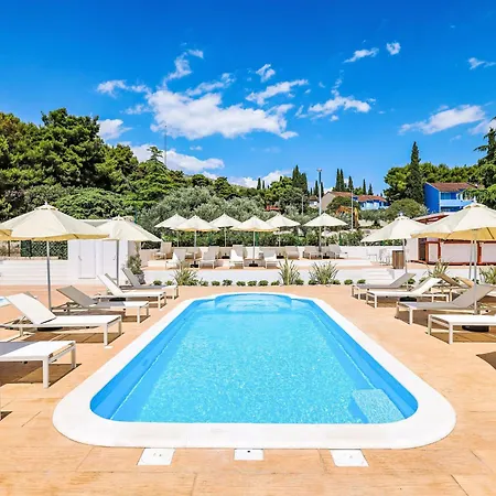 Medena-5 By Interhome * Τρογκίρ